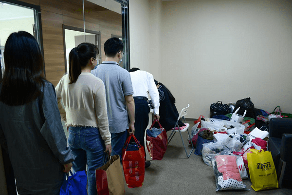 科進(jìn)公司組織開展“捐贈(zèng)衣物奉獻(xiàn)愛心”活動(dòng)